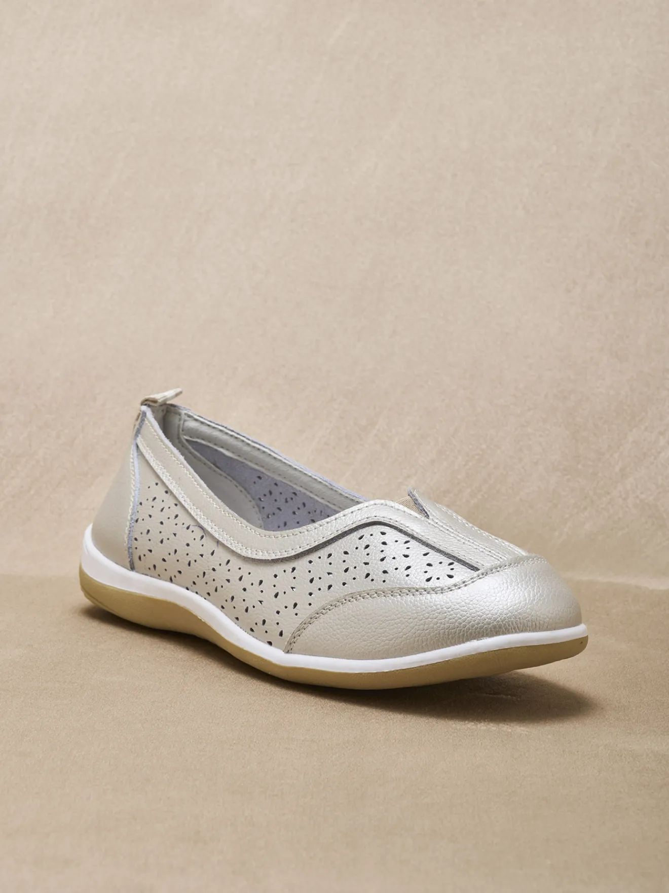 Ballerines dessus cuir perforé Femme Ballerines