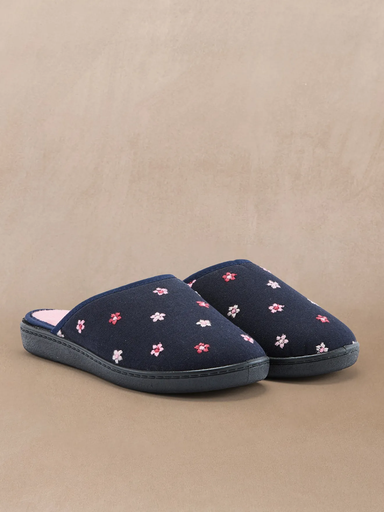 Mules brodées intérieur éponge Femme Pantoufles, Chaussons