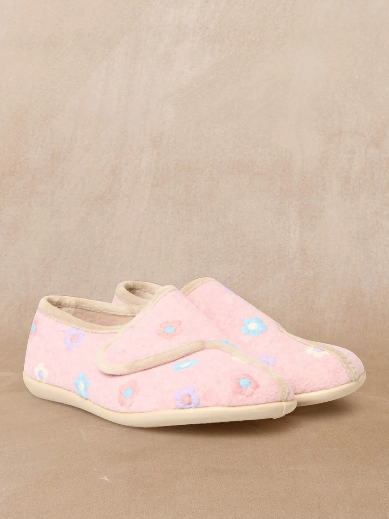 Outlet Pantoufles à scratch broderies fleurs Femme Pantoufles, Chaussons